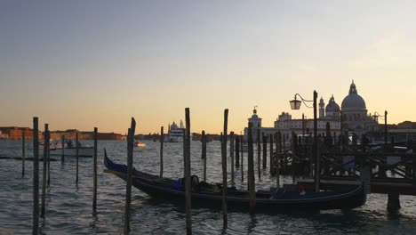 góndola-al-atardecer-Italia-aparcamiento-Bahía-santa-maria-della-salute-Basílica-4k-Venecia