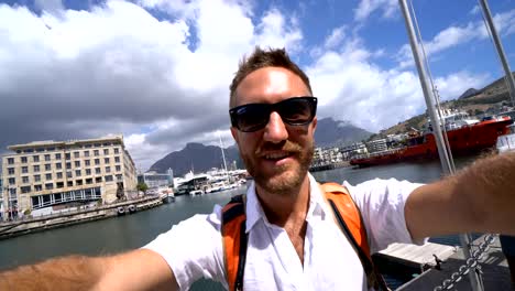 Selfie-retrato-de-hombre-joven-en-ciudad-del-cabo,-Sudáfrica