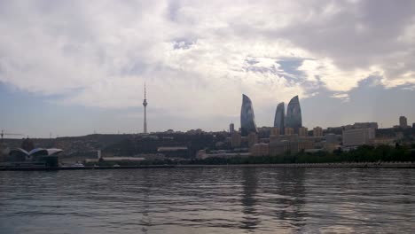 Vista-del-paisaje-del-terraplén-de-Bakú,-Azerbaiyán,-mar-Caspio,-rascacielos-y-torres-llamas