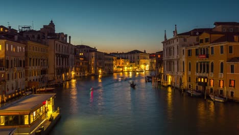 Italia-la-noche-iluminación-Venecia-ciudad-ponte-dell-accademia-gran-canal-tráfico-panorama-4k-lapso-de-tiempo