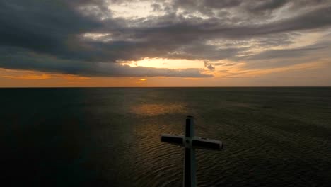 Christlichen-Kreuz-auf-das-Meer