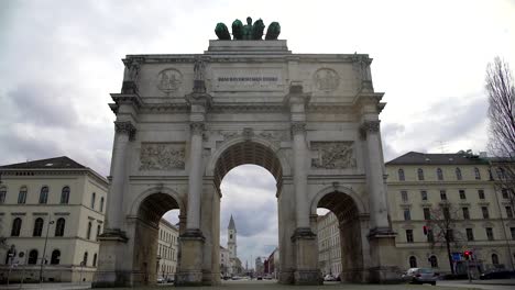 Centro-de-la-puerta-de-la-victoria-en-la-ciudad-de-Munich,-arco-de-triunfo,-vista-turístico