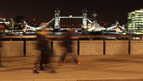 Timelapse-de-viajeros-a-pie-en-el-puente-de-Londres