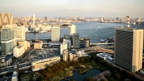 Tokio-Innenstadt-mit-Blick-auf-Kyu-Shiba-Rikyu-Garten-und-Rainbow-Bridge