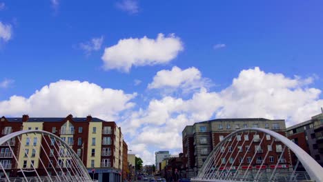 Panorama-en-un-día-soleado-de-puente-de-Liffey-en-Dublín,-Irlanda