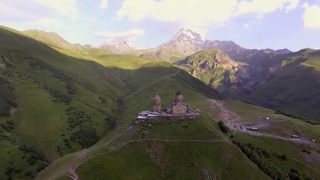 AÉREA.-Iglesia-de-Gergeti.-Cminda-Sameba.-Kazbegi,-Stepantsminda.-Georgia