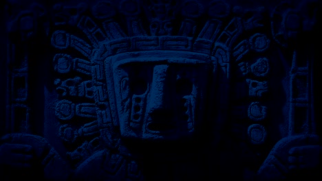 Antigua-talla-de-Azteca-en-la-noche