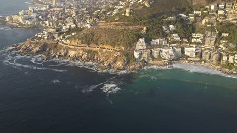 Vuelo-hacia-Sea-Point-en-ciudad-del-cabo-al-atardecer