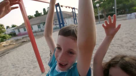 Kinder-schwingen-zusammen-auf-einem-öffentlichen-Spielplatz