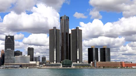 Zeitraffer-auf-Skyline-von-Detroit-über-den-Detroit-River