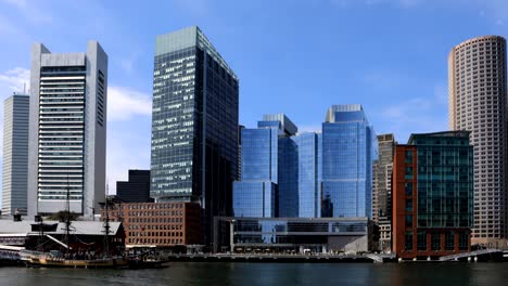 Zeitraffer-der-Skyline-von-Boston-Hafen-an-einem-schönen-Tag