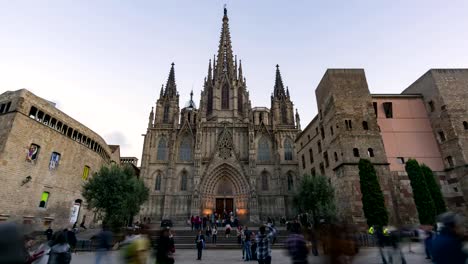 Timelapse-video-of-Barcelona-Cathedral-at-sunset