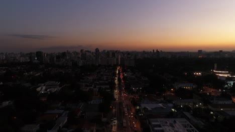 Antena-vista-Sao-Paulo-ciudad-en-atardecer,-Brasil