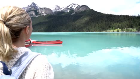 Junge-Frau,-die-Betrachtung-der-Natur-in-Lake-Louise