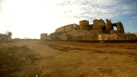 Castillo-medieval-en-ruinas-extraño-cerca-de-la-frontera-entre-Turquía-y-Siria