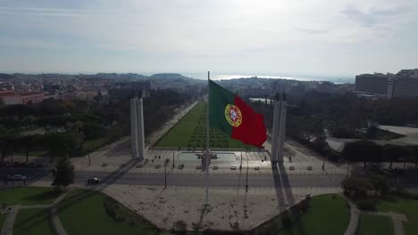 Portugal-Flagge-am-Park-Eduardo-VII,-Lissabon,-Portugal