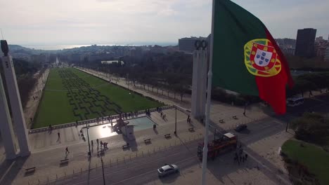 Bandera-de-Portugal-en-el-Parque-Eduardo-VII,-Lisboa,-Portugal