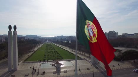 Bandera-de-Portugal-en-el-Parque-Eduardo-VII,-Lisboa,-Portugal