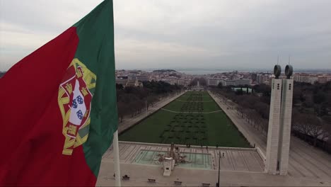 Bandera-de-Portugal-en-el-Parque-Eduardo-VII,-Lisboa,-Portugal