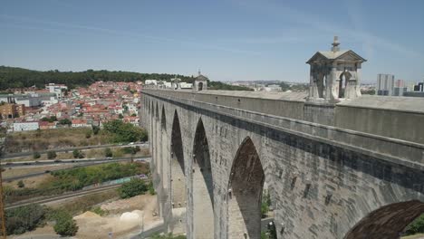 Portugal-día-soleado-tiempo-Lisboa-famoso-acueducto-del-panorama-aéreo-de-aguas-libres-4k