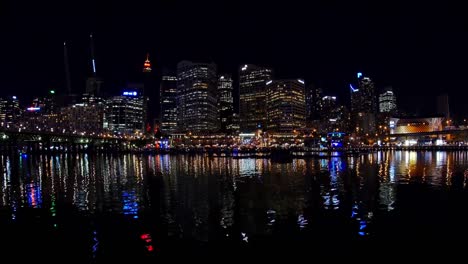 Darling-Harbour-in-der-Nacht,-Sydney-in-4k