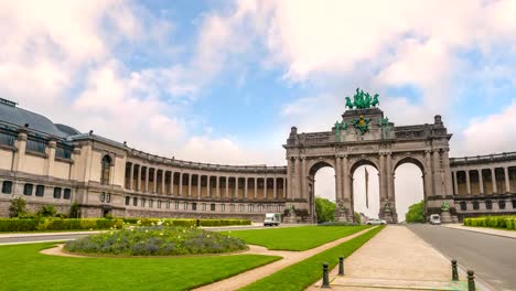 Bei-Arcade-du-Cinquantenaire-von-Brüssel-(Arc-de-Triomphe),-Brüssel,-Belgien-4K-Zeitraffer-Timelapse