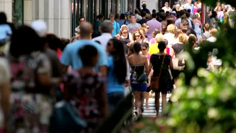 Downtown-city-people-on-busy-streets-Illinois-USA