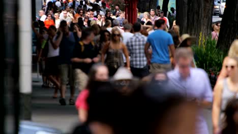 Multi-étnica-gente-en-concurridas-calles-de-Chicago-USA