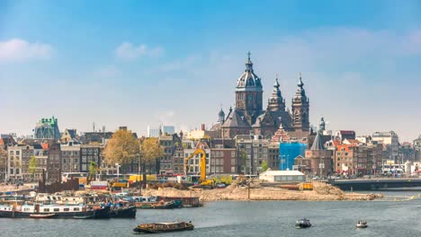 Amsterdam-city-skyline-timelapse-con-Basílica-de-San-Nicolás,-lapso-de-tiempo-en-Ámsterdam-4K