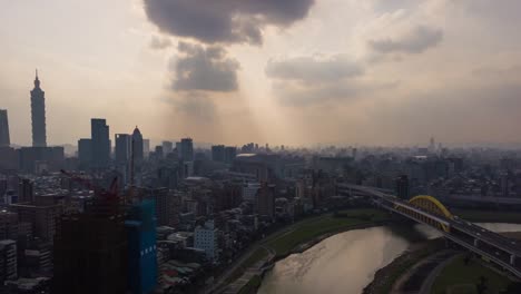 Sonne-Licht-abends-Taipei-Stadtbild-Innenstadt-am-Fluss-Antenne-Panorama-4k-Zeitraffer-Taiwan