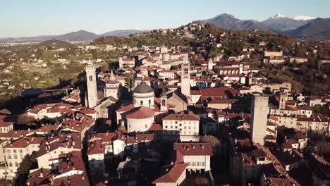 Vista-aérea-de-Drone-de-Bergamo---ciudad-vieja.-Uno-de-la-hermosa-ciudad-en-Italia.-Paisaje-en-el-centro-de-la-ciudad-y-sus-edificios-históricos-durante-un-día-de-maravillosa-blu