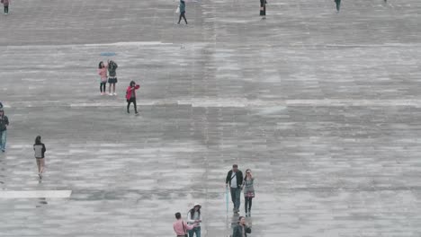 Time-lapse-shot-of-tourist-at-the-Liberty-Square-Chiang-Kai-Shek-Memorial-Hall