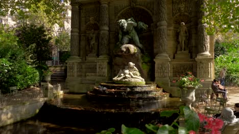 Fuente-de-Médicis-en-el-Jardin-du-Luxembourg.-París,-Francia