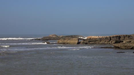 Alte-Festung-auf-der-kleinen-Insel-und-Möwen-in-Marokko