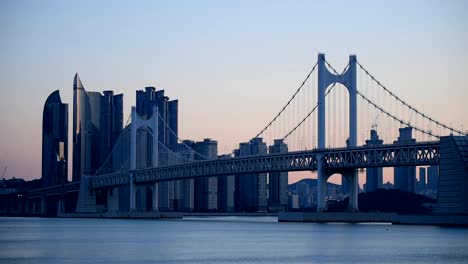 Gwangan-Brücke-und-Haeundae,-Stadt-Busan,-Südkorea.