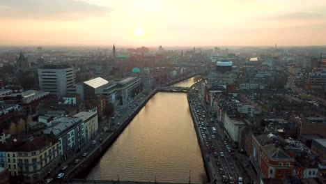 Luftaufnahme-der-Innenstadt-von-Dublin-mit-Fluss-Liffey-bei-Sonnenuntergang
