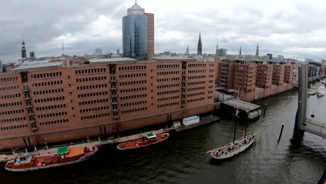 Heben-Sie-BridgeMahatma-Gandhi-Brücke,-HafenCity,-Hamburg,-Hebebrücke,-Klappbrücke,-4K