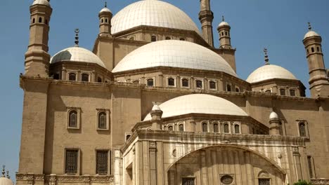 Incline-hacia-abajo-de-la-mezquita-de-alabastro-en-el-cairo,-Egipto