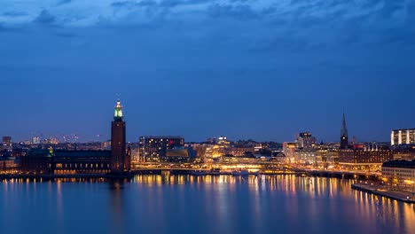 Día-de-skyline-de-la-ciudad-de-Stockholm-en-timelapse-de-la-noche-en-City-Hall-de-Estocolmo-y-Gamla-Stan,-Stockholm-Suecia-4K-Time-Lapse