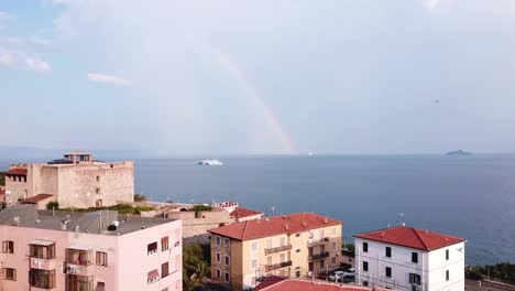 Piombino,-Italien.-Luftaufnahme-der-Stadt,-Meer,-Schiff-und-Regenbogen-in-den-Himmel