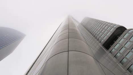 Edificio-impresionante-rascacielos-contemporáneo-desde-la-perspectiva-de-vista-de-ojo-de-gusano