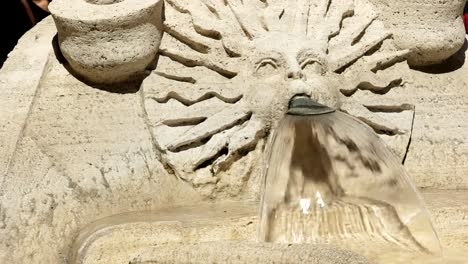 Nahaufnahme-von-der-hässlichen-Boot-Brunnen-an-der-spanischen-Treppe-in-Rom