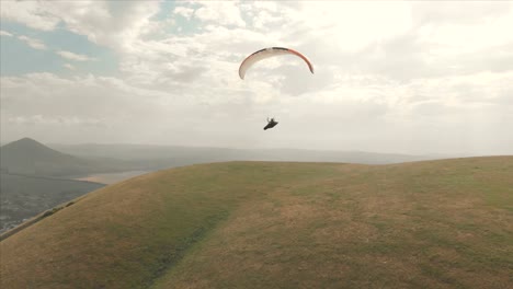 Atleta-paraglider-vuela-en-su-parapente-junto-a-las-golondrinas.-Seguimiento-desde-los-aviones-no-tripulados