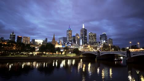 Weitwinkel-Nachtansicht-des-Yarra-River-und-die-Stadt-melbourne