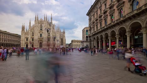 Italia-Milán-ciudad-catedral-llena-de-gente-famosa-panorama-plaza-Catedral-4k-timelapse