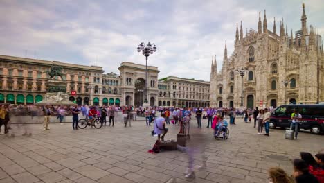 Italia-Milán-ciudad-catedral-llena-de-gente-famosa-panorama-plaza-Catedral-4k-timelapse