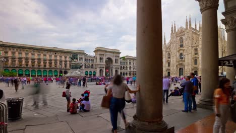 Italia-Milán-ciudad-catedral-llena-de-gente-famosa-panorama-plaza-Catedral-4k-timelapse