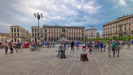 Italien-Mailand-Stadt-berühmten-überfüllten-Dom-Domplatz-rotierenden-Panorama-4k-Zeitraffer