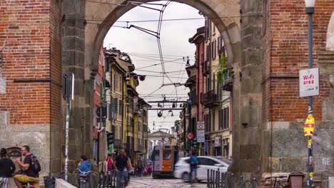 Italia-día-soleado-Milán-ciudad-famoso-tráfico-calle-antigua-porta-ticinese-panorama-4k-timelapse