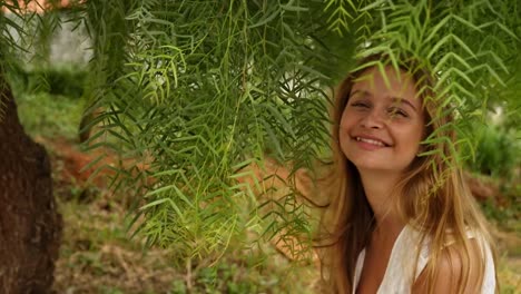 Chica-feliz-entre-plantas